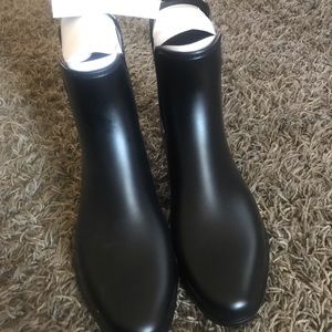 Womens ankle rain boots size 8.5